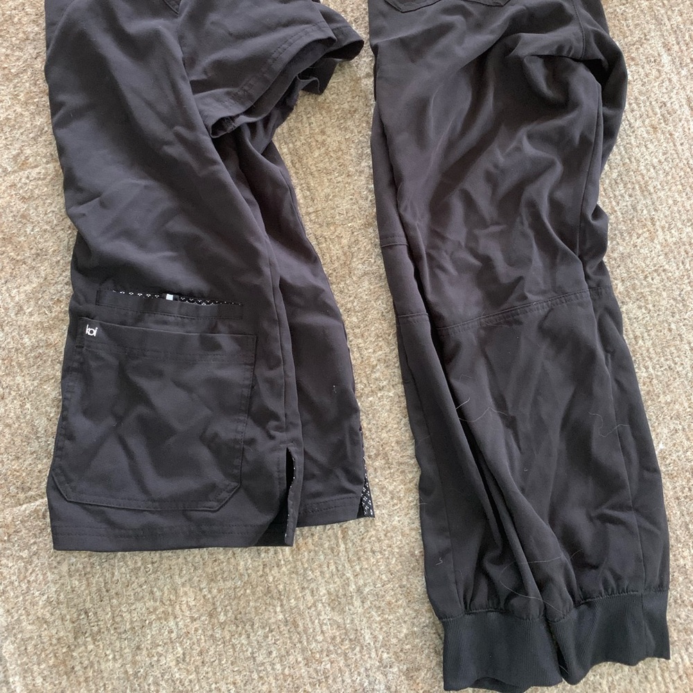 Koi jogger scrub set